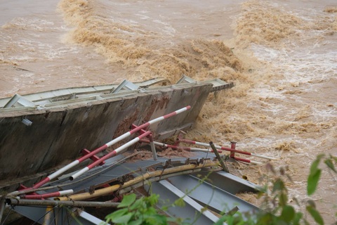 Sập cầu Phong Châu tại Phú Thọ, 10 ô tô rơi xuống sông, 13 người mất tích - Ảnh 13.