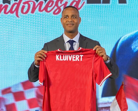 Ra mắt ĐT Indonesia, HLV Kluivert ra tuyên bố khiến cầu thủ nội buồn lòng 2 HLV Patrick Kluivert khen Shin Tae Yong, hứa sẽ giành thành công lớn hơn  cho Indonesia - Tuổi Trẻ Online
