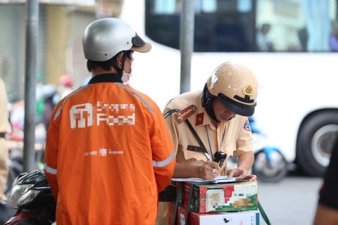 Mức phạt tăng cao, lương lái xe 8-10 triệu, sơ sẩy dính phạt gia đình biết tính sao! - Ảnh 1. Mức phạt tăng cao, lương lái xe 8-10 triệu, sơ sẩy dính phạt gia đình biết tính sao! - Ảnh 1.