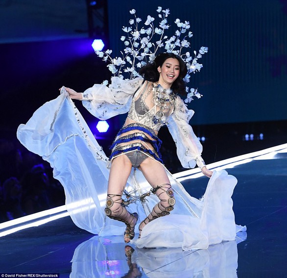 Hình ảnh ấn tượng tại Victoria’s Secret Fashion Show 2017 - Ảnh 2. Hình ảnh ấn tượng tại Victoria’s Secret Fashion Show 2017 - Ảnh 2.