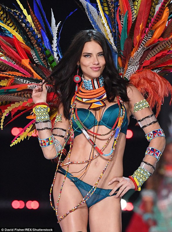 Hình ảnh ấn tượng tại Victoria’s Secret Fashion Show 2017 - Ảnh 7. Hình ảnh ấn tượng tại Victoria’s Secret Fashion Show 2017 - Ảnh 7.