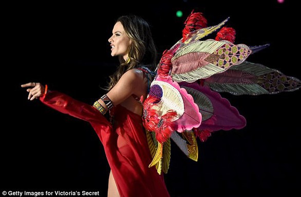 Hình ảnh ấn tượng tại Victoria’s Secret Fashion Show 2017 - Ảnh 9. Hình ảnh ấn tượng tại Victoria’s Secret Fashion Show 2017 - Ảnh 9.