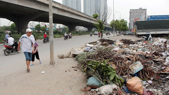 Hà Nội nhiều nơi rác thải tràn lan chất thành núi - Ảnh 14. Hà Nội nhiều nơi rác thải tràn lan chất thành núi - Ảnh 14.