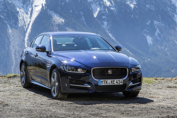 Jaguar XE 2018: ghế sau thích hợp cho trẻ và thú cưng - Ảnh 1. Jaguar XE 2018: ghế sau thích hợp cho trẻ và thú cưng - Ảnh 1.