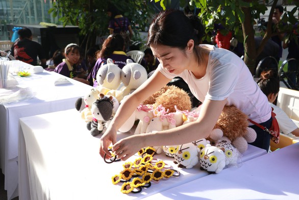 Sinh viên thức xuyên đêm, bán hàng gây quỹ vì em nhỏ - Ảnh 2. Sinh viên thức xuyên đêm, bán hàng gây quỹ vì em nhỏ - Ảnh 2.