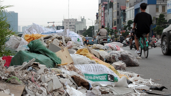 Hà Nội nhiều nơi rác thải tràn lan chất thành núi - Ảnh 8. Hà Nội nhiều nơi rác thải tràn lan chất thành núi - Ảnh 8.