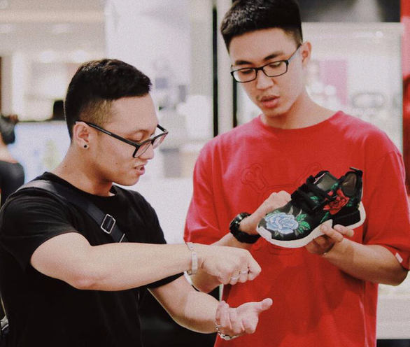Phù thủy độ giày 9X: Làm cực mấy cũng thành vui - Ảnh 2. Phù thủy độ giày 9X: Làm cực mấy cũng thành vui - Ảnh 2.