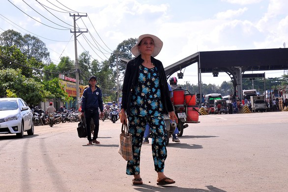 Tài xế buộc nhân viên thu phí nhận tiền lẻ, quốc lộ 1 kẹt cứng - Ảnh 14. Tài xế buộc nhân viên thu phí nhận tiền lẻ, quốc lộ 1 kẹt cứng - Ảnh 14.