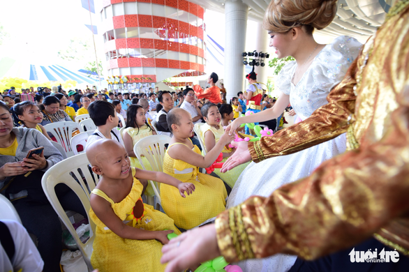 Nụ cười và giọt nước mắt trong Ngày hội Hoa hướng dương - Ảnh 6. Nụ cười và giọt nước mắt trong Ngày hội Hoa hướng dương - Ảnh 6.