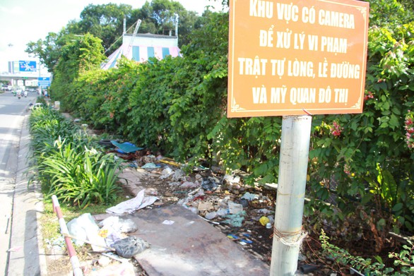 Rác đầy cửa ngõ sân bay Tân Sơn Nhất - Ảnh 5. Rác đầy cửa ngõ sân bay Tân Sơn Nhất - Ảnh 5.