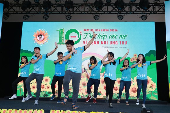 Sinh viên thức xuyên đêm, bán hàng gây quỹ vì em nhỏ - Ảnh 4. Sinh viên thức xuyên đêm, bán hàng gây quỹ vì em nhỏ - Ảnh 4.