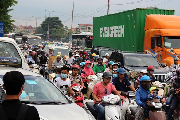 Người dân trở lại sau lễ, đường vào thủ đô kẹt cứng - Ảnh 3. Người dân trở lại sau lễ, đường vào thủ đô kẹt cứng - Ảnh 3.