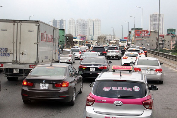 Người dân trở lại sau lễ, đường vào thủ đô kẹt cứng - Ảnh 4. Người dân trở lại sau lễ, đường vào thủ đô kẹt cứng - Ảnh 4.