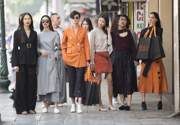 Thời trang đường phố độc lạ tại Vietnam International Fashion Week - Ảnh 1. Thời trang đường phố độc lạ tại Vietnam International Fashion Week - Ảnh 1.