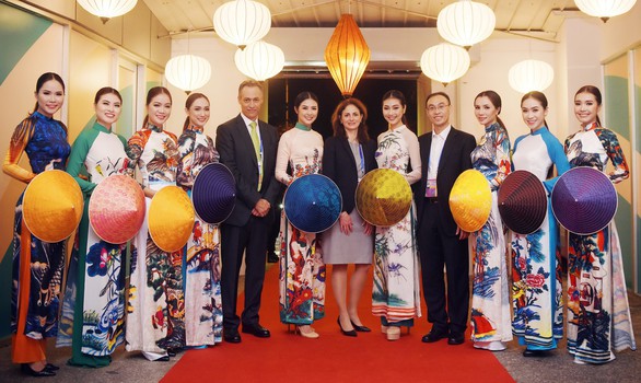 Ngọc Hân trình diễn Bức họa đồng quê tại APEC - Ảnh 6. Ngọc Hân trình diễn Bức họa đồng quê tại APEC - Ảnh 6.