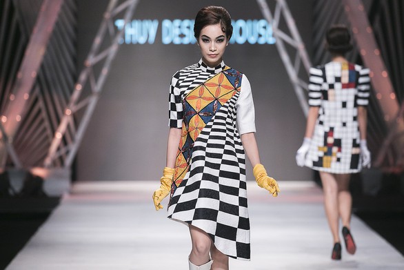 Ngô Thanh Vân đưa thời trang Cô Ba Sài Gòn lên sàn catwalk - Ảnh 6. Ngô Thanh Vân đưa thời trang Cô Ba Sài Gòn lên sàn catwalk - Ảnh 6.