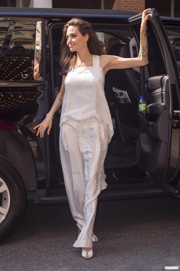 Bộ ảnh Angelina Jolie với thân hình cũng siêu ốm ở Toronto - Ảnh 10. Bộ ảnh Angelina Jolie với thân hình cũng siêu ốm ở Toronto - Ảnh 10.