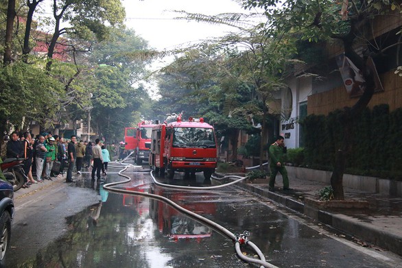 Bộ đội cùng cứu hỏa dập đám cháy quán cà phê ở Hà Nội - Ảnh 4. Bộ đội cùng cứu hỏa dập đám cháy quán cà phê ở Hà Nội - Ảnh 4.