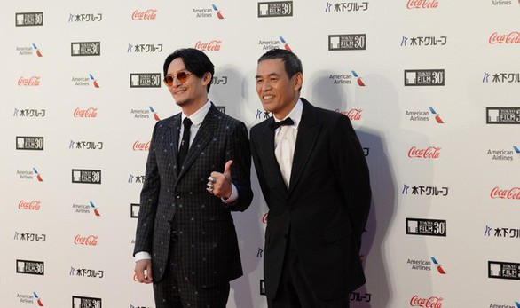 Tommy Lee Jones, Triệu Vy làm nóng thảm đỏ Tokyo - Ảnh 7. Tommy Lee Jones, Triệu Vy làm nóng thảm đỏ Tokyo - Ảnh 7.