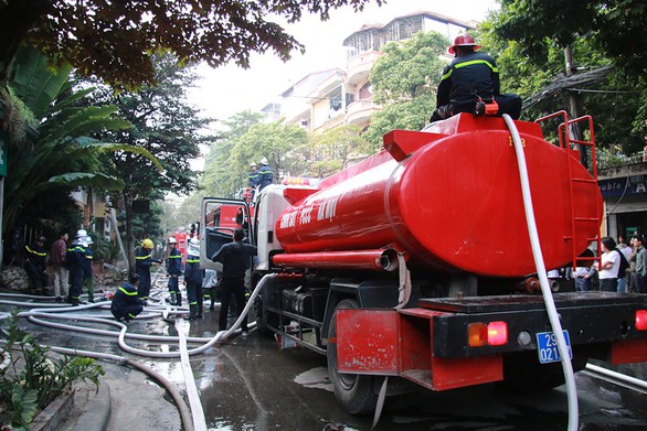 Bộ đội cùng cứu hỏa dập đám cháy quán cà phê ở Hà Nội - Ảnh 6. Bộ đội cùng cứu hỏa dập đám cháy quán cà phê ở Hà Nội - Ảnh 6.