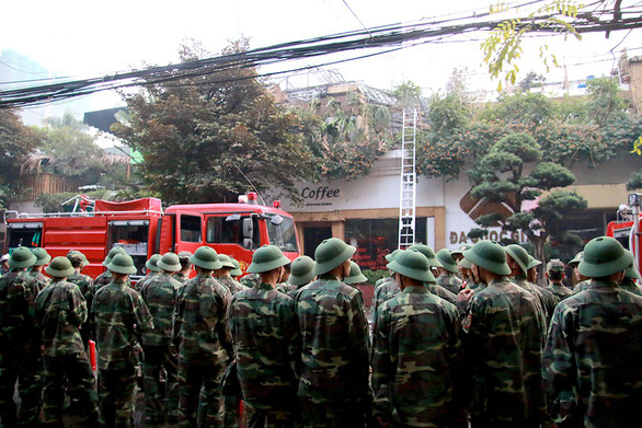 Bộ đội cùng cứu hỏa dập đám cháy quán cà phê ở Hà Nội - Ảnh 5. Bộ đội cùng cứu hỏa dập đám cháy quán cà phê ở Hà Nội - Ảnh 5.