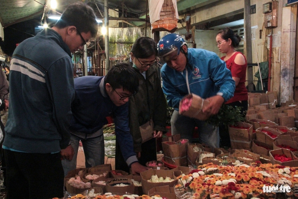 Chợ hoa lớn nhất Sài Gòn hối hả trước ngày 20-10 - Ảnh 13. Chợ hoa lớn nhất Sài Gòn hối hả trước ngày 20-10 - Ảnh 13.