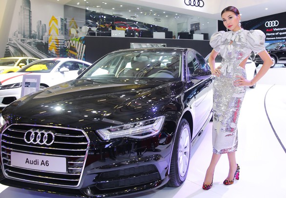 Linh Nga, Thanh Hằng, Bình Minh... lộng lẫy bên xe hơi - Ảnh 3. Linh Nga, Thanh Hằng, Bình Minh... lộng lẫy bên xe hơi - Ảnh 3.