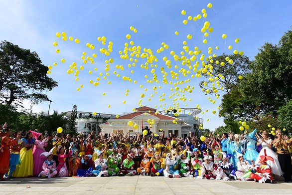 Hướng dương bừng sáng ở Sài Gòn và Hà Nội - Ảnh 13. Hướng dương bừng sáng ở Sài Gòn và Hà Nội - Ảnh 13.