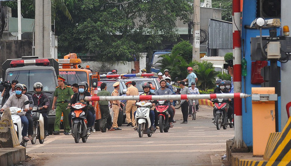 Nhiều lực lượng bảo vệ trạm BOT Biên Hòa thu phí trở lại - Ảnh 8.