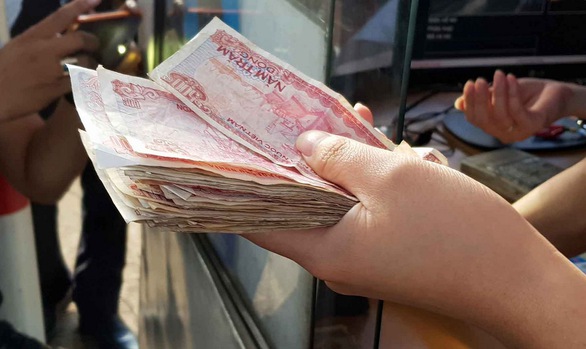 Tài xế buộc nhân viên thu phí nhận tiền lẻ, quốc lộ 1 kẹt cứng - Ảnh 10. Tài xế buộc nhân viên thu phí nhận tiền lẻ, quốc lộ 1 kẹt cứng - Ảnh 10.