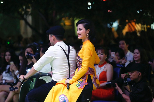 Đông Nhi mặc áo dài hát Ai yêu Cô Ba Sài Gòn! - Ảnh 1. Đông Nhi mặc áo dài hát Ai yêu Cô Ba Sài Gòn! - Ảnh 1.