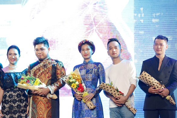 Đông Nhi mặc áo dài hát Ai yêu Cô Ba Sài Gòn! - Ảnh 5. Đông Nhi mặc áo dài hát Ai yêu Cô Ba Sài Gòn! - Ảnh 5.