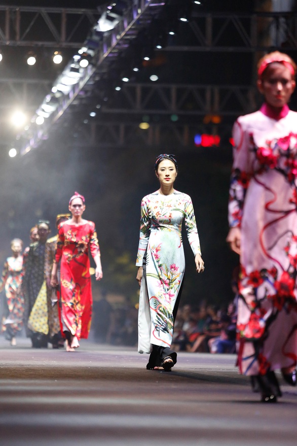 Đông Nhi mặc áo dài hát Ai yêu Cô Ba Sài Gòn! - Ảnh 3. Đông Nhi mặc áo dài hát Ai yêu Cô Ba Sài Gòn! - Ảnh 3.