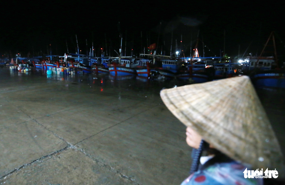 Tranh thủ kiếm sống ở cảng Phan Rang trước giờ bão đổ bộ - Ảnh 5.