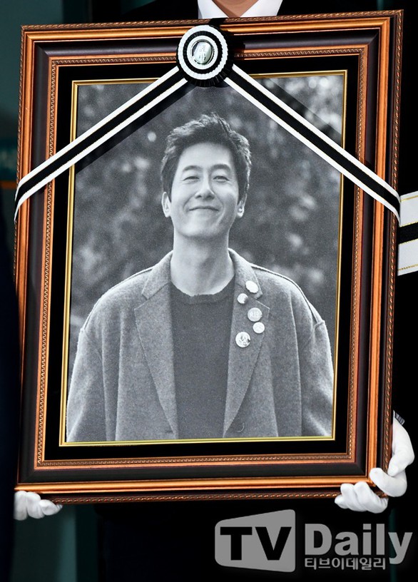 Song Joong Ki hoãn tuần trăng mật đến viếng Kim Joo Hyuk - Ảnh 5. Song Joong Ki hoãn tuần trăng mật đến viếng Kim Joo Hyuk - Ảnh 5.