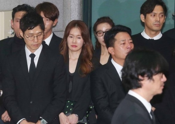 Song Joong Ki hoãn tuần trăng mật đến viếng Kim Joo Hyuk - Ảnh 8. Song Joong Ki hoãn tuần trăng mật đến viếng Kim Joo Hyuk - Ảnh 8.