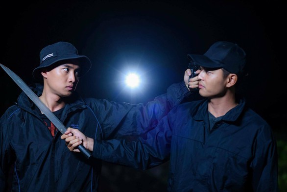 Quốc Trường cạo đầu làm giang hồ trong Con đường hoàn lương - Ảnh 4. Quốc Trường cạo đầu làm giang hồ trong Con đường hoàn lương - Ảnh 4.