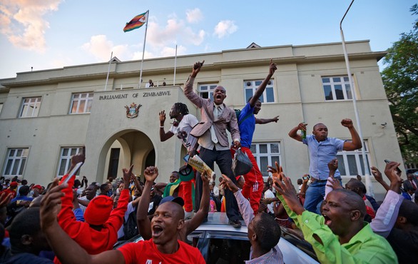 Thế giới qua ảnh: Chuyển giao quyền lực ở Zimbabwe, Đức nguy cơ bầu cử lại - Ảnh 2. Thế giới qua ảnh: Chuyển giao quyền lực ở Zimbabwe, Đức nguy cơ bầu cử lại - Ảnh 2.