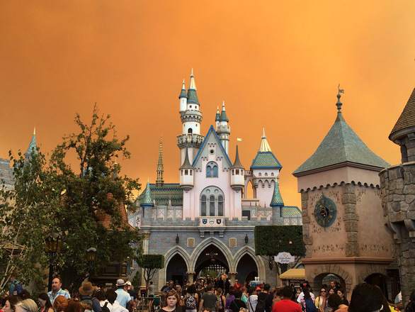 Cháy rừng khiến trời công viên Disneyland như trong phim ma - Ảnh 2.