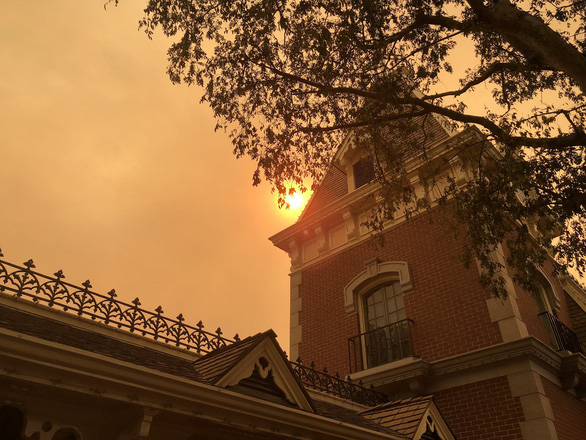Cháy rừng khiến trời công viên Disneyland như trong phim ma - Ảnh 4.