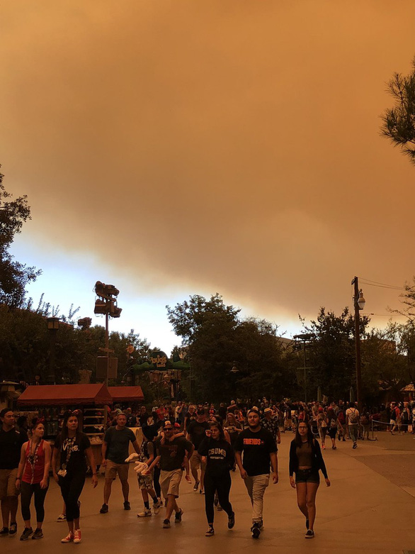 Cháy rừng khiến trời công viên Disneyland như trong phim ma - Ảnh 5.