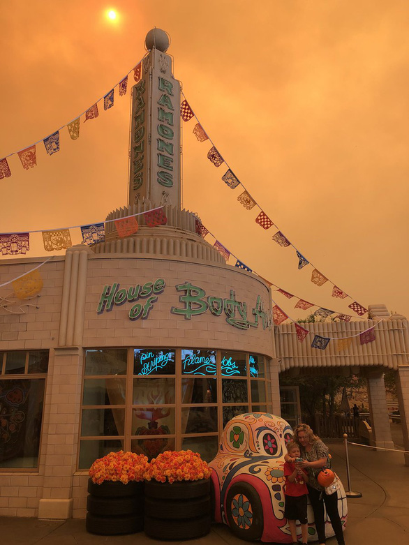 Cháy rừng khiến trời công viên Disneyland như trong phim ma - Ảnh 6.