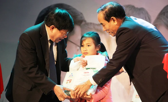 Dù nghèo khó cũng không để con dở dang học hành - Ảnh 12. Dù nghèo khó cũng không để con dở dang học hành - Ảnh 12.
