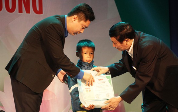 Dù nghèo khó cũng không để con dở dang học hành - Ảnh 10. Dù nghèo khó cũng không để con dở dang học hành - Ảnh 10.