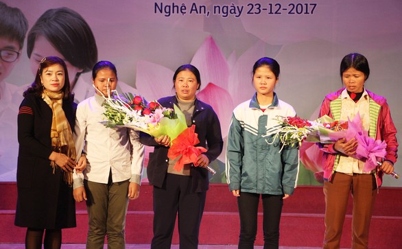 Dù nghèo khó cũng không để con dở dang học hành - Ảnh 9. Dù nghèo khó cũng không để con dở dang học hành - Ảnh 9.