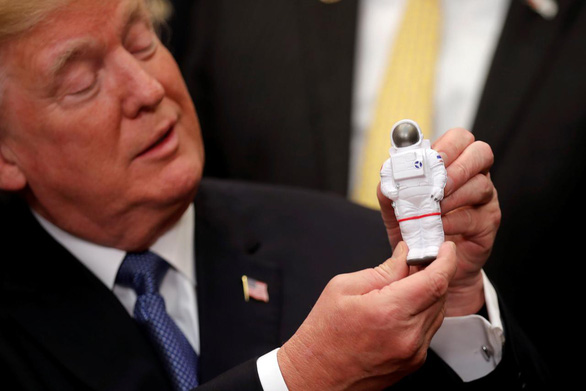Ông Trump quyết tâm đưa người Mỹ trở lại Mặt trăng - Ảnh 1.