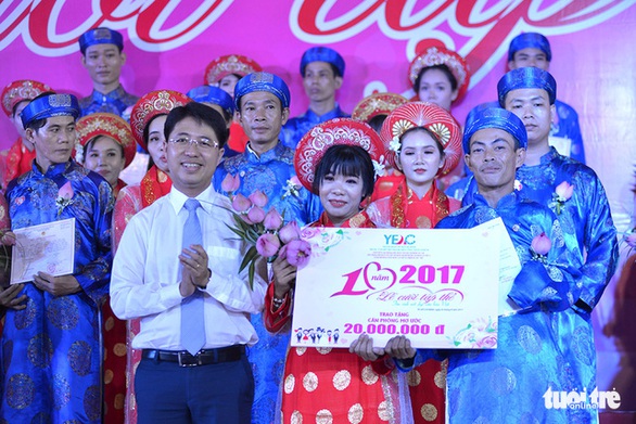 Hôn lễ ấm áp của những đôi uyên ương nghèo - Ảnh 7. Hôn lễ ấm áp của những đôi uyên ương nghèo - Ảnh 7.