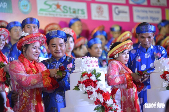 Hôn lễ ấm áp của những đôi uyên ương nghèo - Ảnh 8. Hôn lễ ấm áp của những đôi uyên ương nghèo - Ảnh 8.