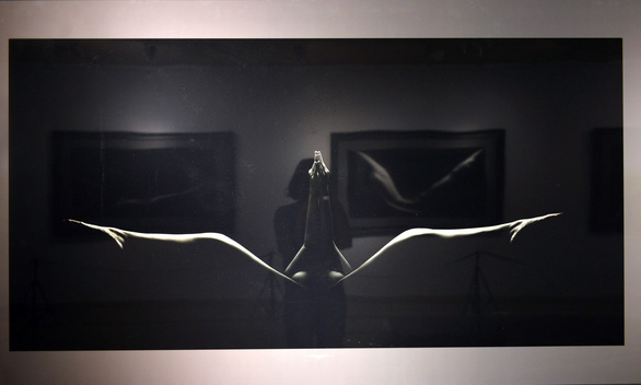Khai mạc triển lãm ảnh khỏa thân của Hạo Nhiên - Ảnh 1.