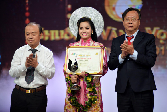 Nguyễn Văn Khởi giành Chuông vàng vọng cổ 2017 với 100 triệu đồng - Ảnh 7. Nguyễn Văn Khởi giành Chuông vàng vọng cổ 2017 với 100 triệu đồng - Ảnh 7.